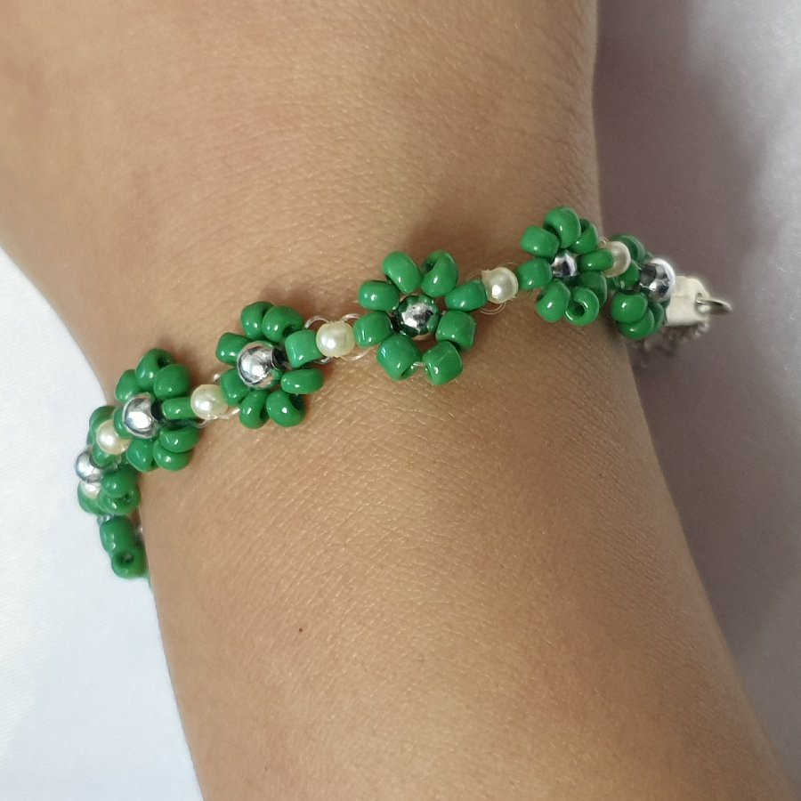 Beaded Green Daisy Bracelet image 2