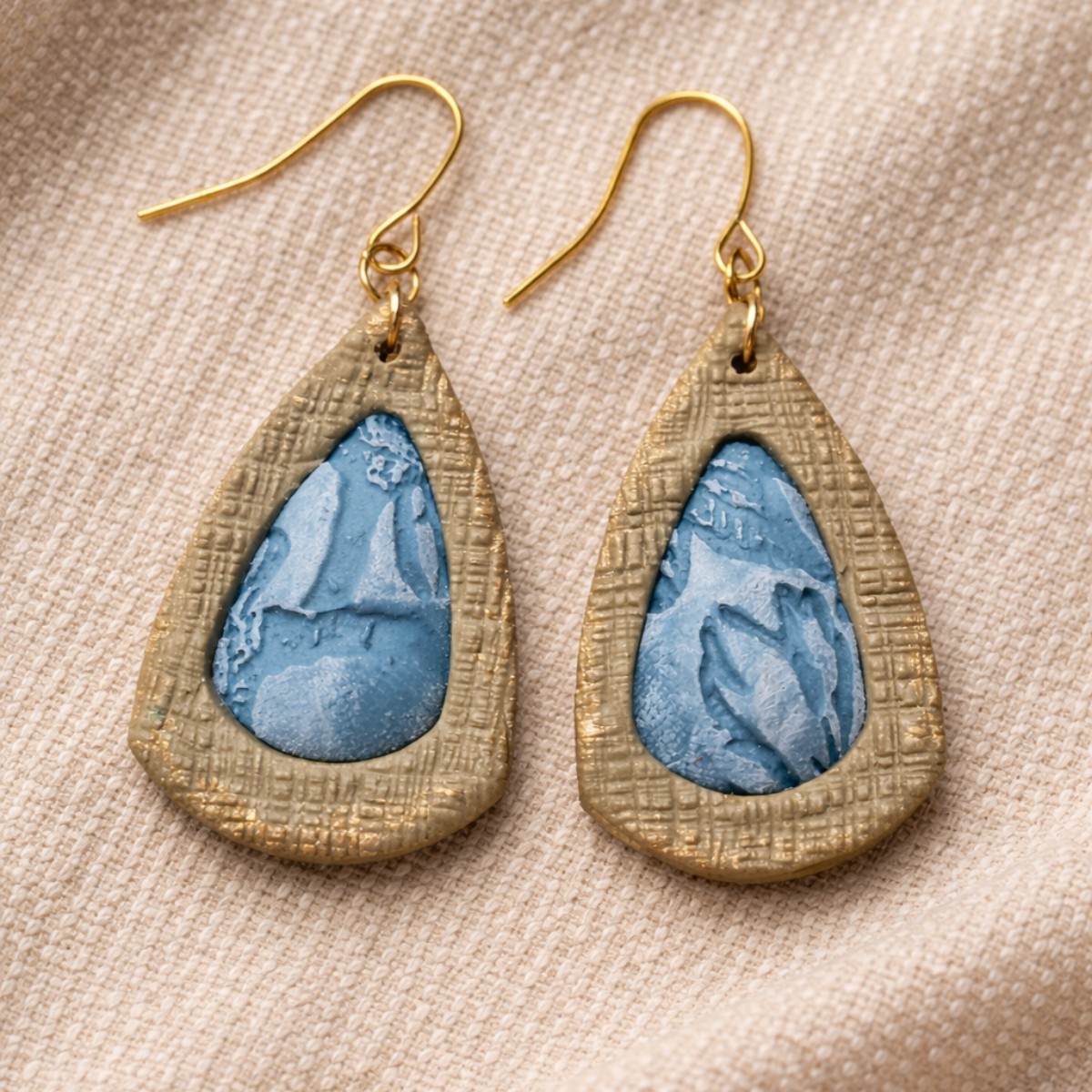 Light blue with sand colour textured teardrop frame