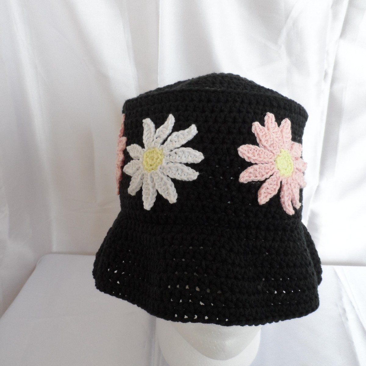 Bucket hat black with flowers image 2