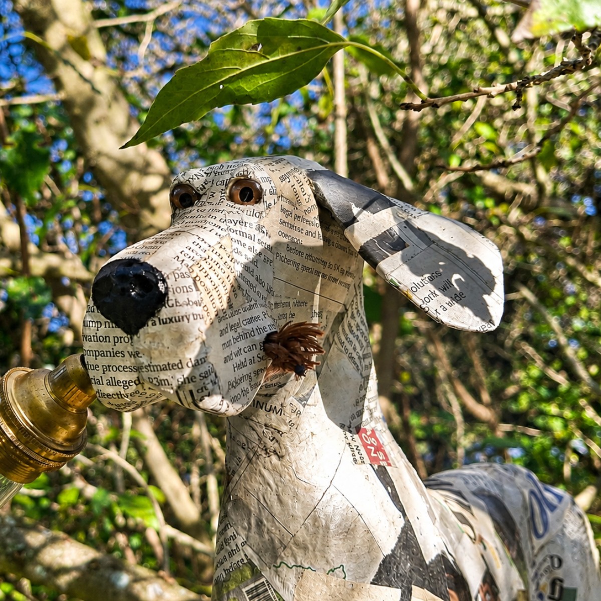 Bheka:  Great Dane lamp - Newspaper headline variation