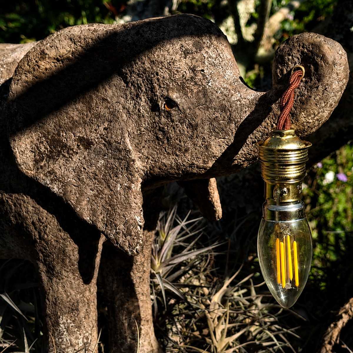 Gulliver: Sculpted elephant lamp