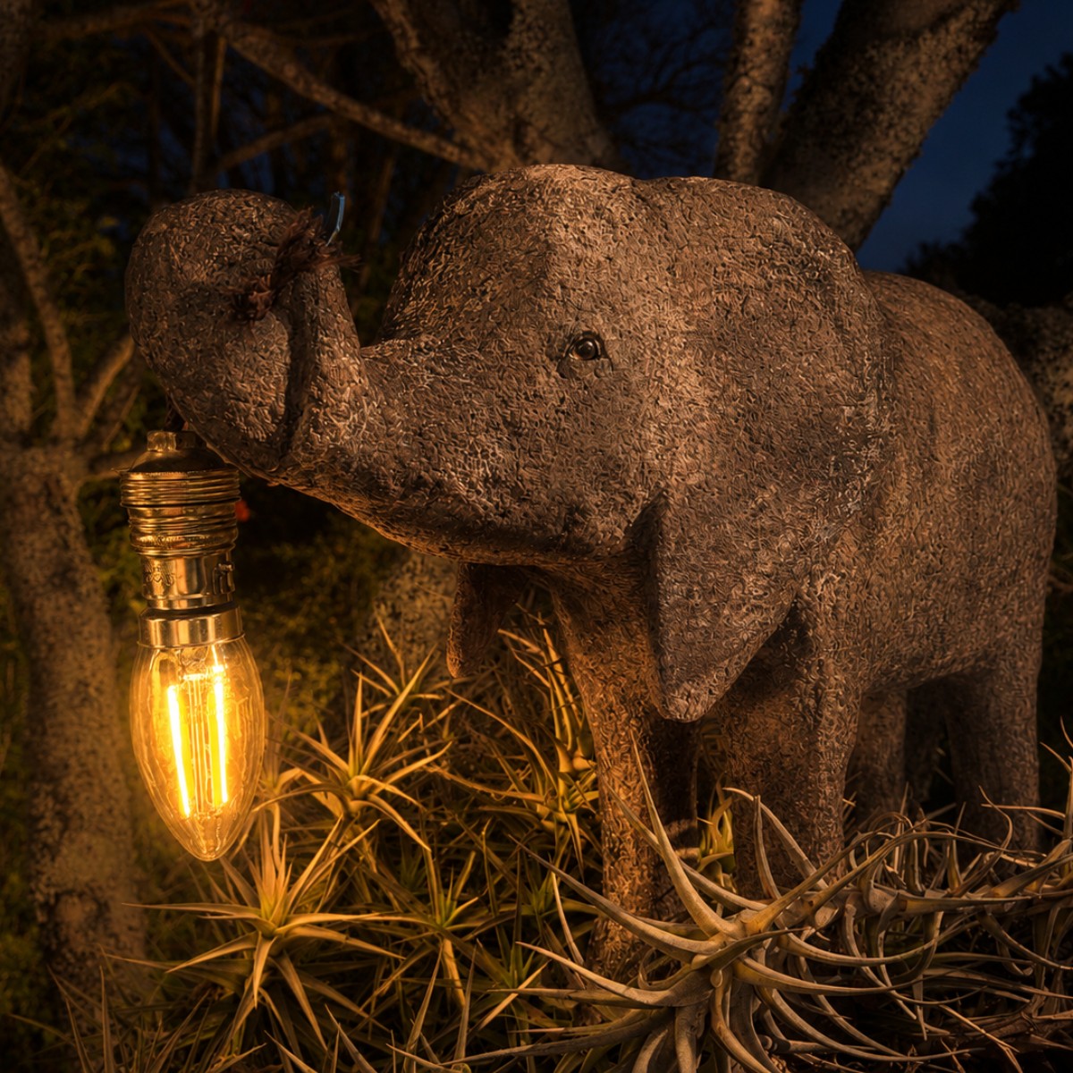 Gulliver: Sculpted elephant lamp image 2