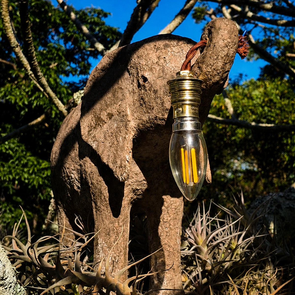 Gulliver: Sculpted elephant lamp image 3