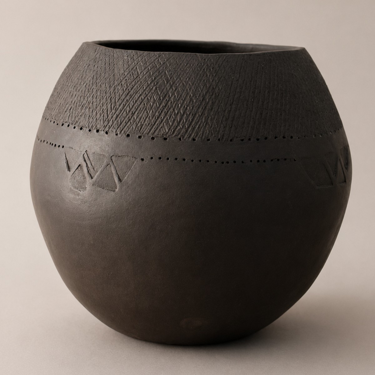 Black clay beer pot